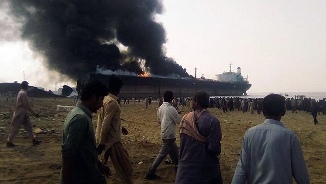 Pakistan'daki gemide gaz patlaması meydana geldi