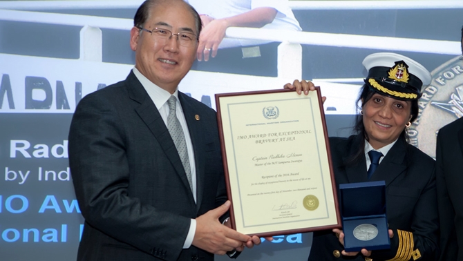 Kadın Kaptan "IMO Denizde Olağanüstü Cesaret Ödülü" sahibi oldu