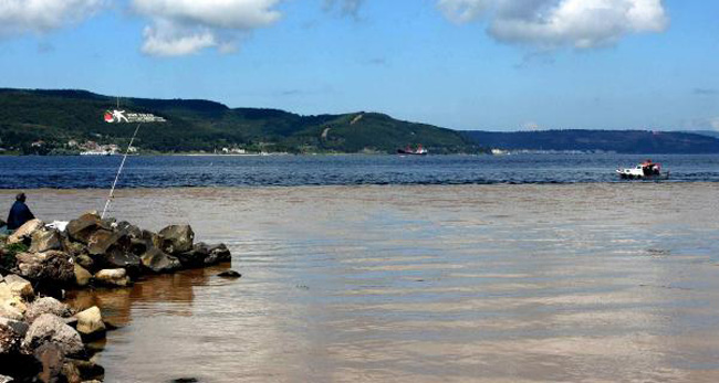 Çanakkale Boğazı'nın rengi değişti