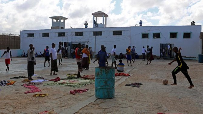 Balıkçılar "korsan" oldukları iddiasıyla yakalanıp hapse atılıyor