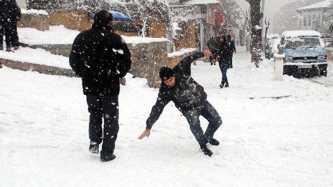 Kış kazalarına dikkat! Kar ve buz, kırık-çıkıkları artırdı!