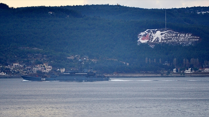 Rus savaş gemisi Çanakkale Boğazı'ndan geçti