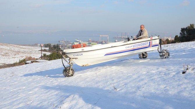Tekneyle kar üzerinde sürüş denemesi