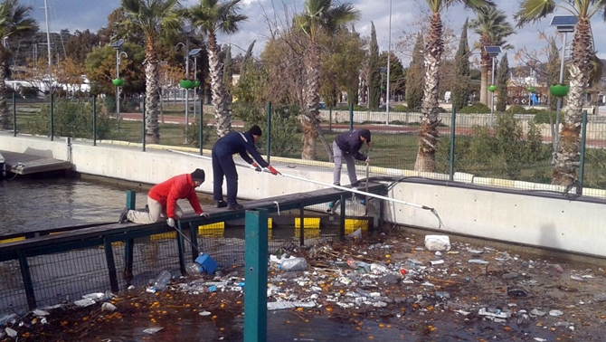 Teos Marina’da kanal temizliği yapıldı