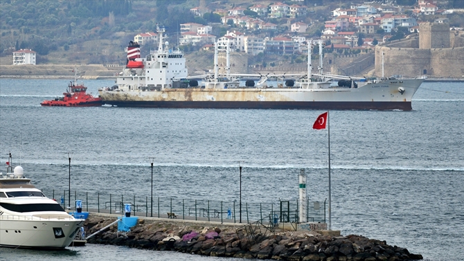 M/V Lady Tuna tersaneye çekiliyor