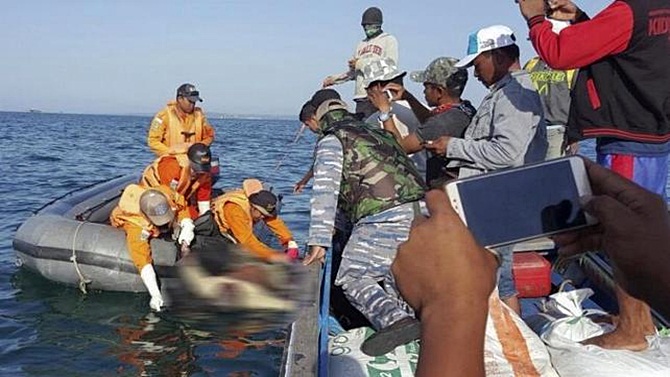 Malezya'da 15 kişiyi taşıyan tekne alabora oldu