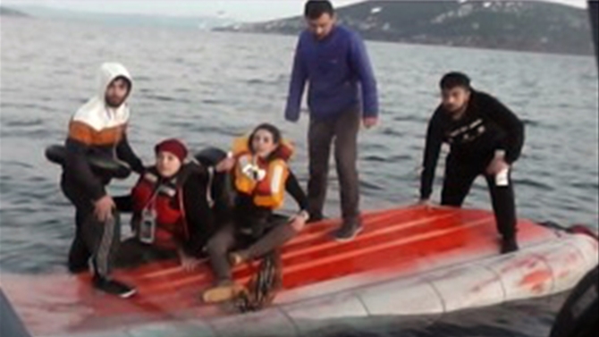 Çeşme'de tekne battı: 2'si Türk 12 sığınmacı kurtarıldı