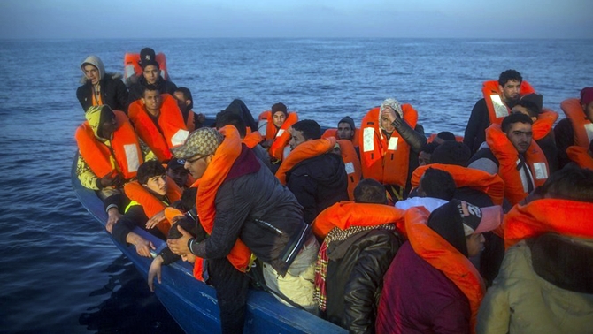 Libya açıklarındaki göçmenler operasyonla kurtarıldı