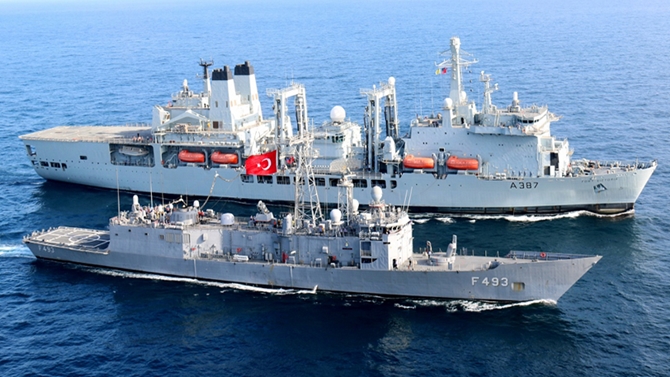 İngiliz gemisinden TCG Gelibolu'ya yakıt ikmali yapıldı