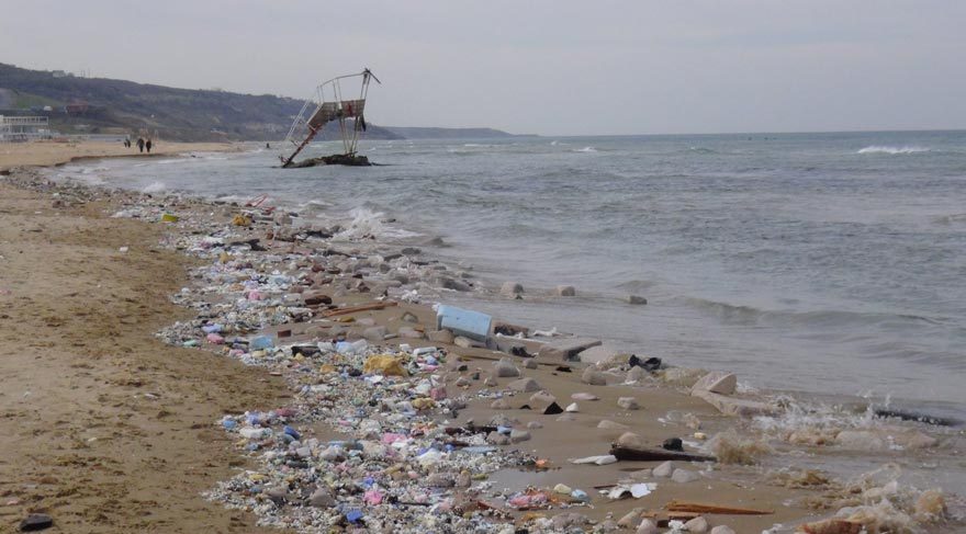 Kilyos Plajı'na atılan atıklar kirliliğe neden oldu!