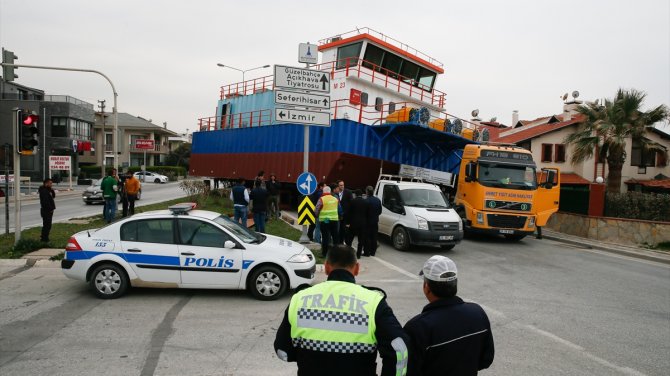 Tekne taşıyan tır arıza yapınca trafik durdu