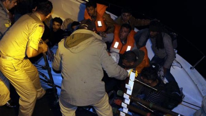 Mülteciler kurtarıldı ama tekneleri battı!