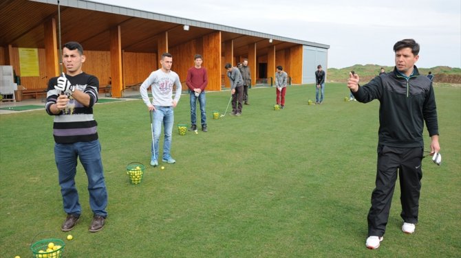 Deniz üzerine yapılan golf sahasına ilgi büyük