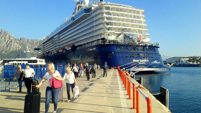 M/S Mein Schiff 5, ilk kez Port Akdeniz'e yanaştı