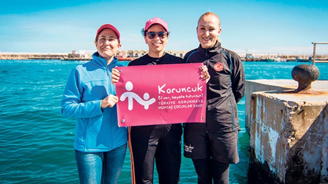 Türk kadın takımı “4forblue” Cebelitarık'ı yüzerek geçti