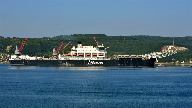 "Pioneering Spirit" gemisi için Çanakkale Boğazı trafiğe kapatıldı!