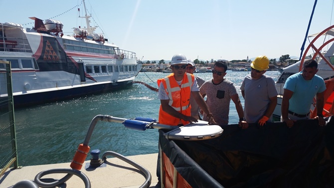 Teos Marina’da denizde yakıt temizleme tatbikatı yapıldı