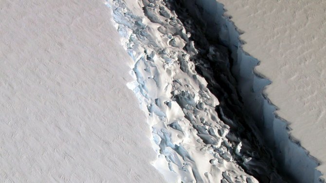 Antarktika'dan kopan dev buz dağı kıyıdan açılıyor