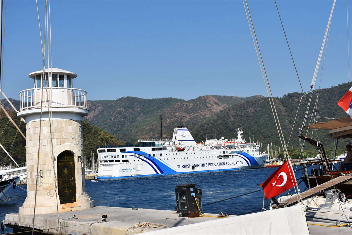 T/S Samsun gemisi Marmaris'e yanaştı