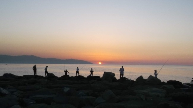 Trabzon'da Günbatımında Olta ile Balık Tutma Keyfi