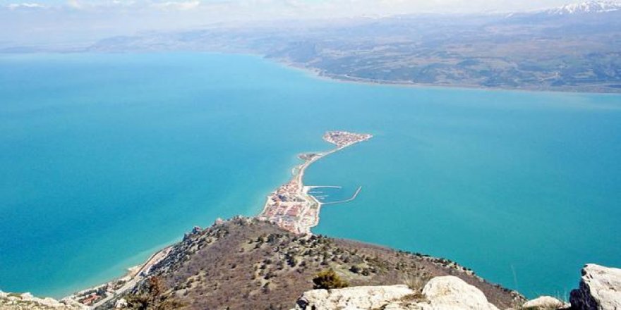 Eğirdir Gölü’nde ‘Etçil’ balıklar dengeyi bozdu