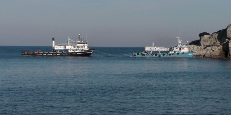 Amasra’da sürüklenen balıkçı gemisi karaya oturdu