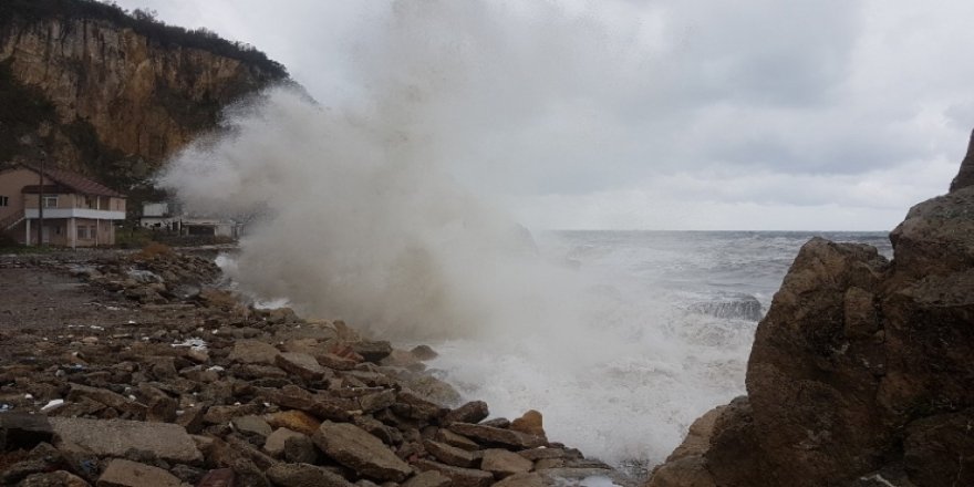 Şiddetli fırtına Karadeniz sahillerini tarumar etti