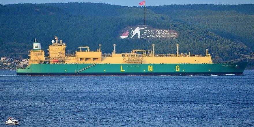 Dev LNG tankeri Boğaz’ı trafiğe kapattı