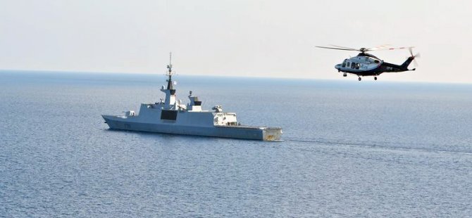 Fransız savaş gemisi "Fregate Surcouf" Çanakkale'den geçti