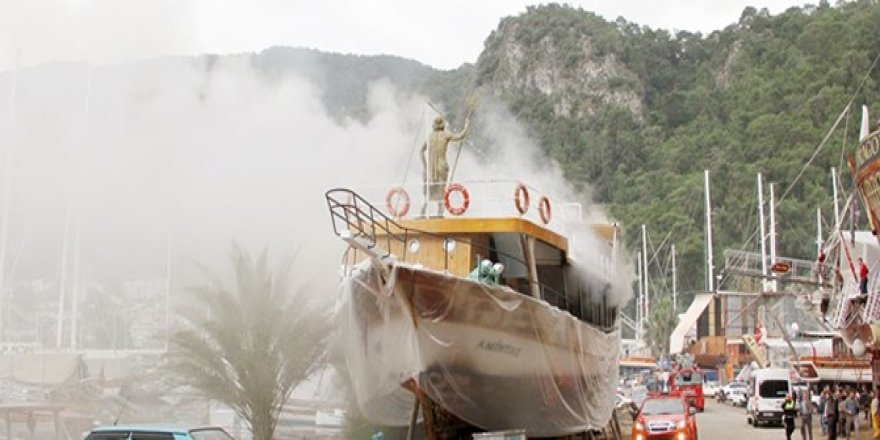 Tersanede kışlık bakıma alınan tekne yandı