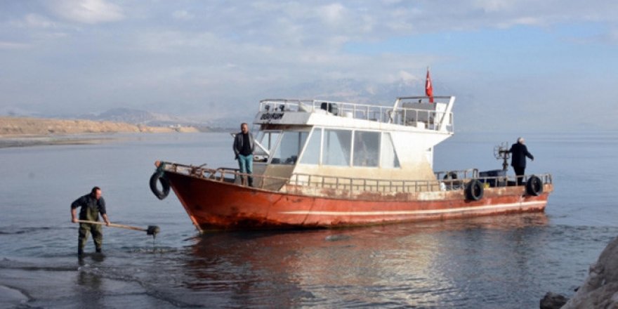 Kum yüzünden balıkçı tekneleri limana yanaşamıyor