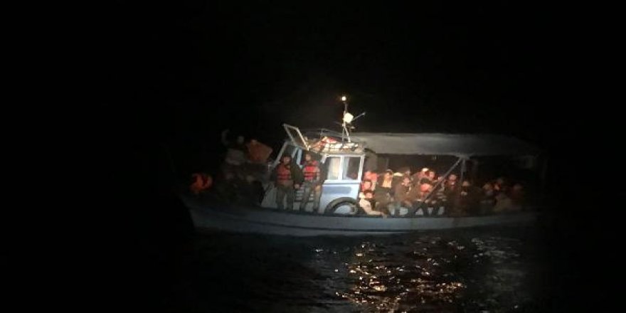 Tekneleri arızalanan kaçaklar ölümden döndü