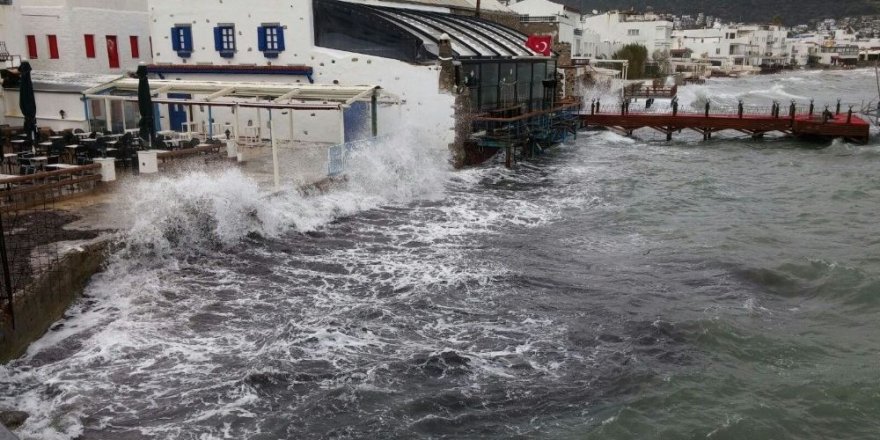 Fırtına Bodrum’u tarumar etti