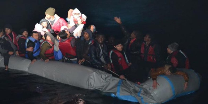 Foça’da botları patlayan 41 kaçağı sahil güvenlik kurtardı