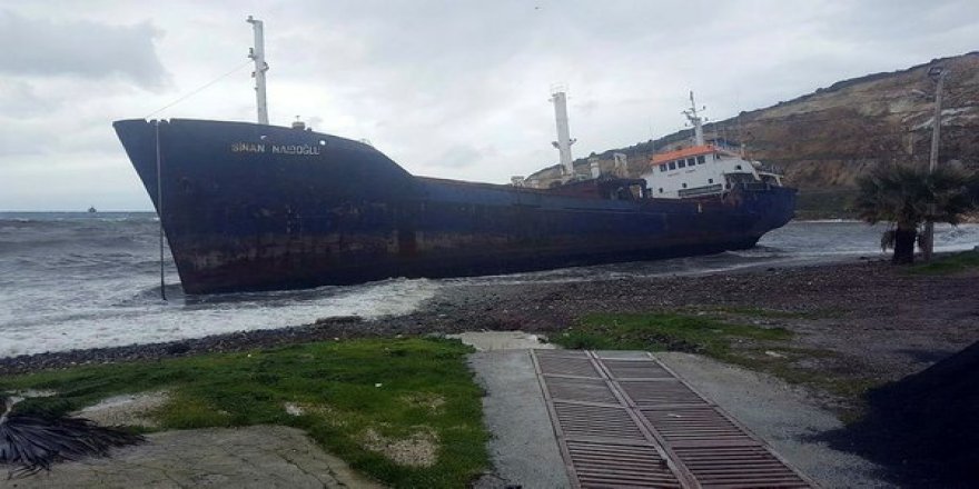 Fırtınada sürüklenen gemi Aliağa’da karaya oturdu