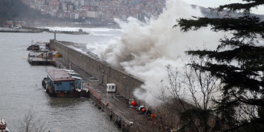 Fırtına Zonguldak Limanı’nı yıktı geçti
