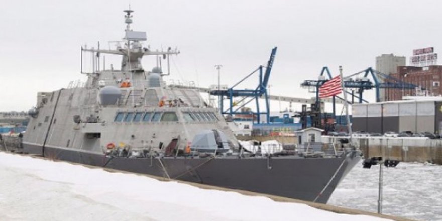 Montreal limanı buz tutu, savaş gemisi mahsur kaldı