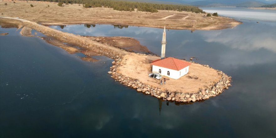 Gölün ortasında kalan cami ibadete açıldı