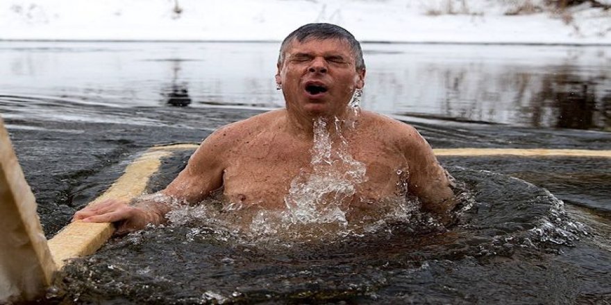 'Putin'in izindeyim' diyerek buzlu suya daldı