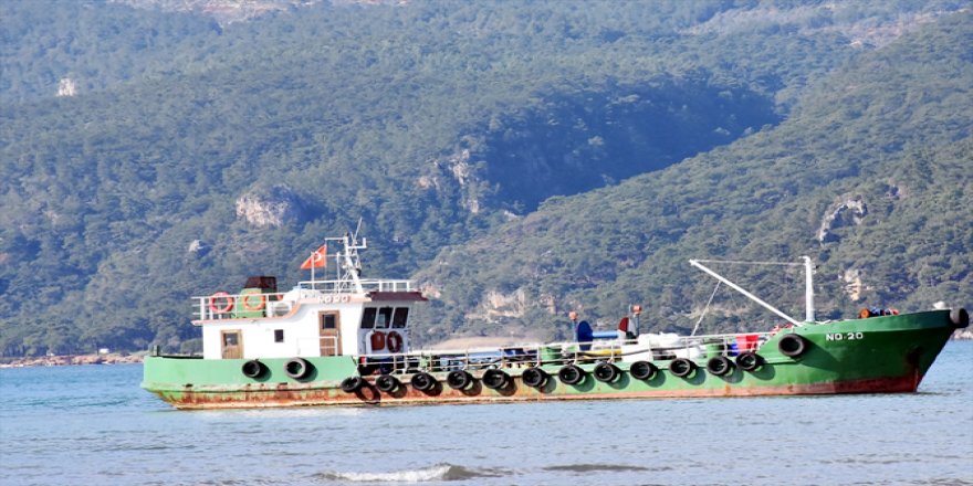 Muğla'da atık toplama teknesi karaya oturdu