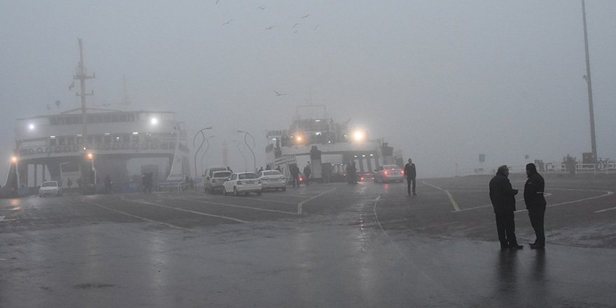 Sis Çanakkale Boğazı’nı geçişlere kapattırdı