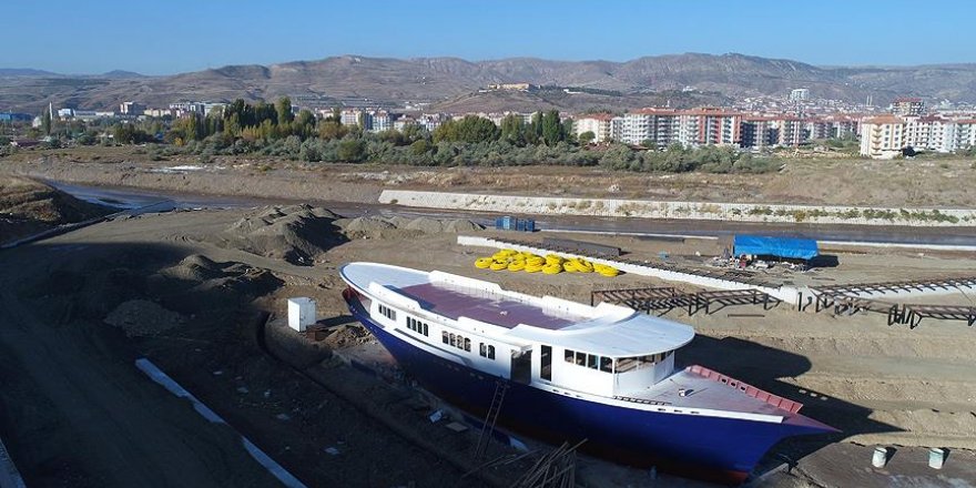 Uçak ve trenin ardından şimdi de gemi kütüphane