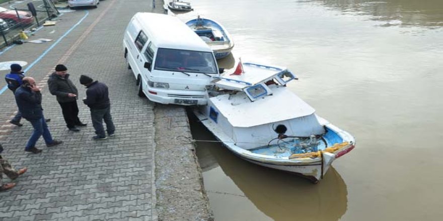 Minibüs balıkçı teknesine çarptı