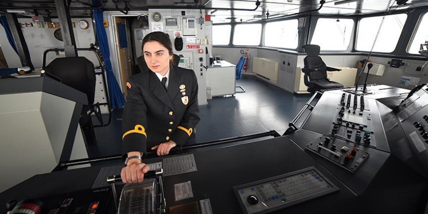 Doğu Akdeniz'in ortasında bir kadın subay