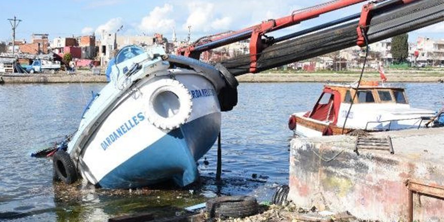 Üzerine vinç düşen tekne paramparça oldu