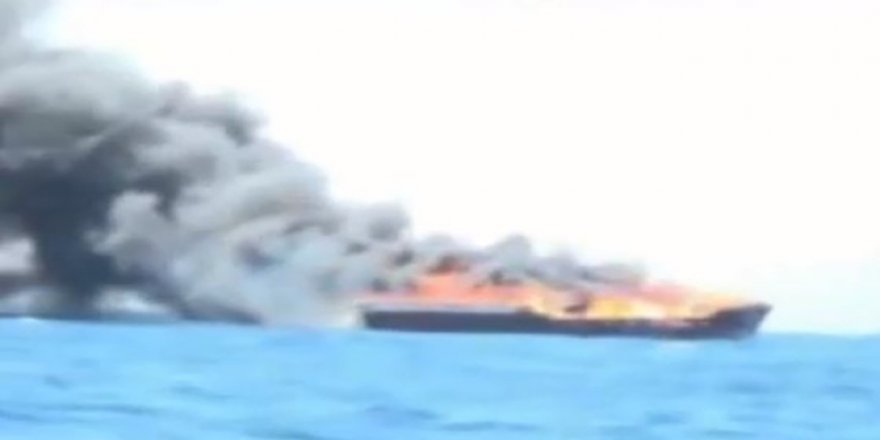 Somali açıklarında yük gemisinde yangın çıktı