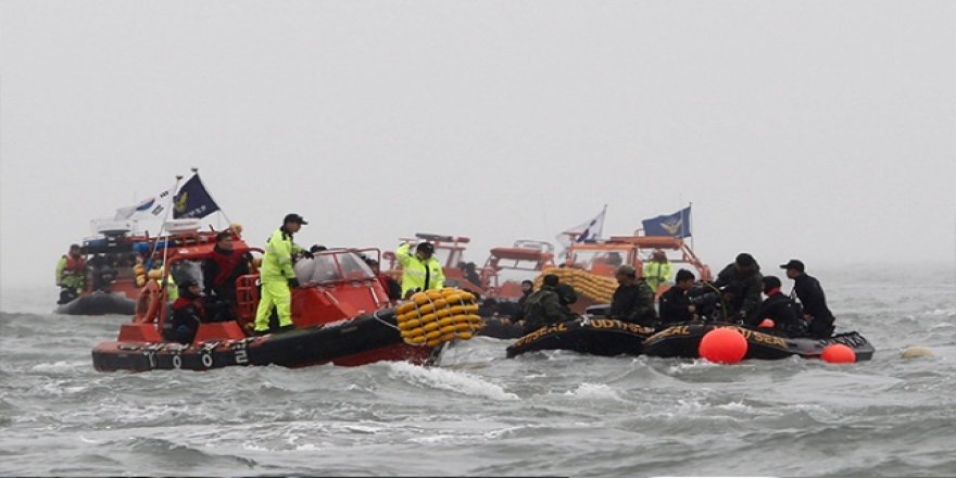Kayalıklara çarpan feribottaki 192 kişi kurtarıldı