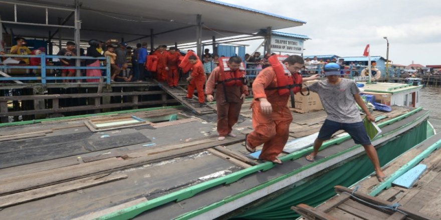 Endonezya'da gemide yangın: 2 ölü