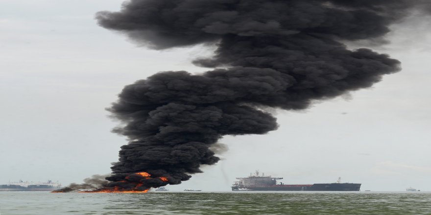 Endonezya sahilleri petrole bulandı
