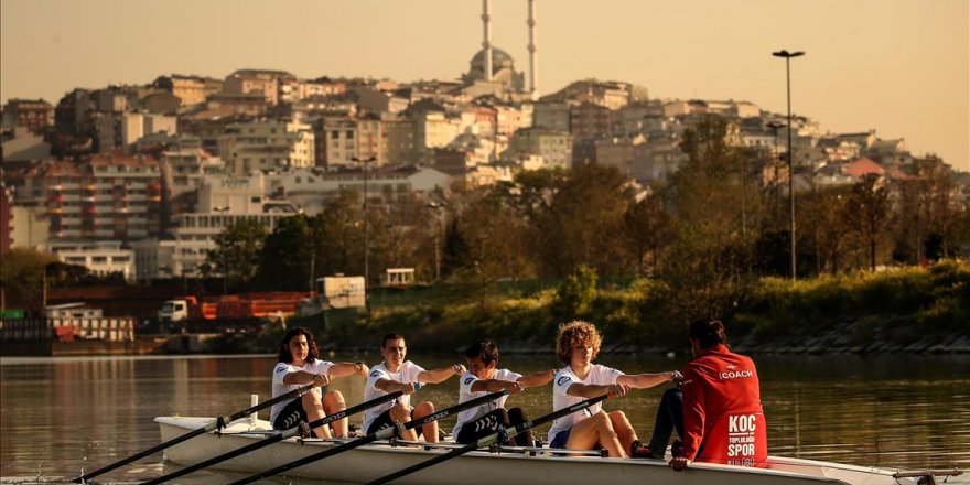 Vira Spor Kulübü Haliç’te küreklere asıldı